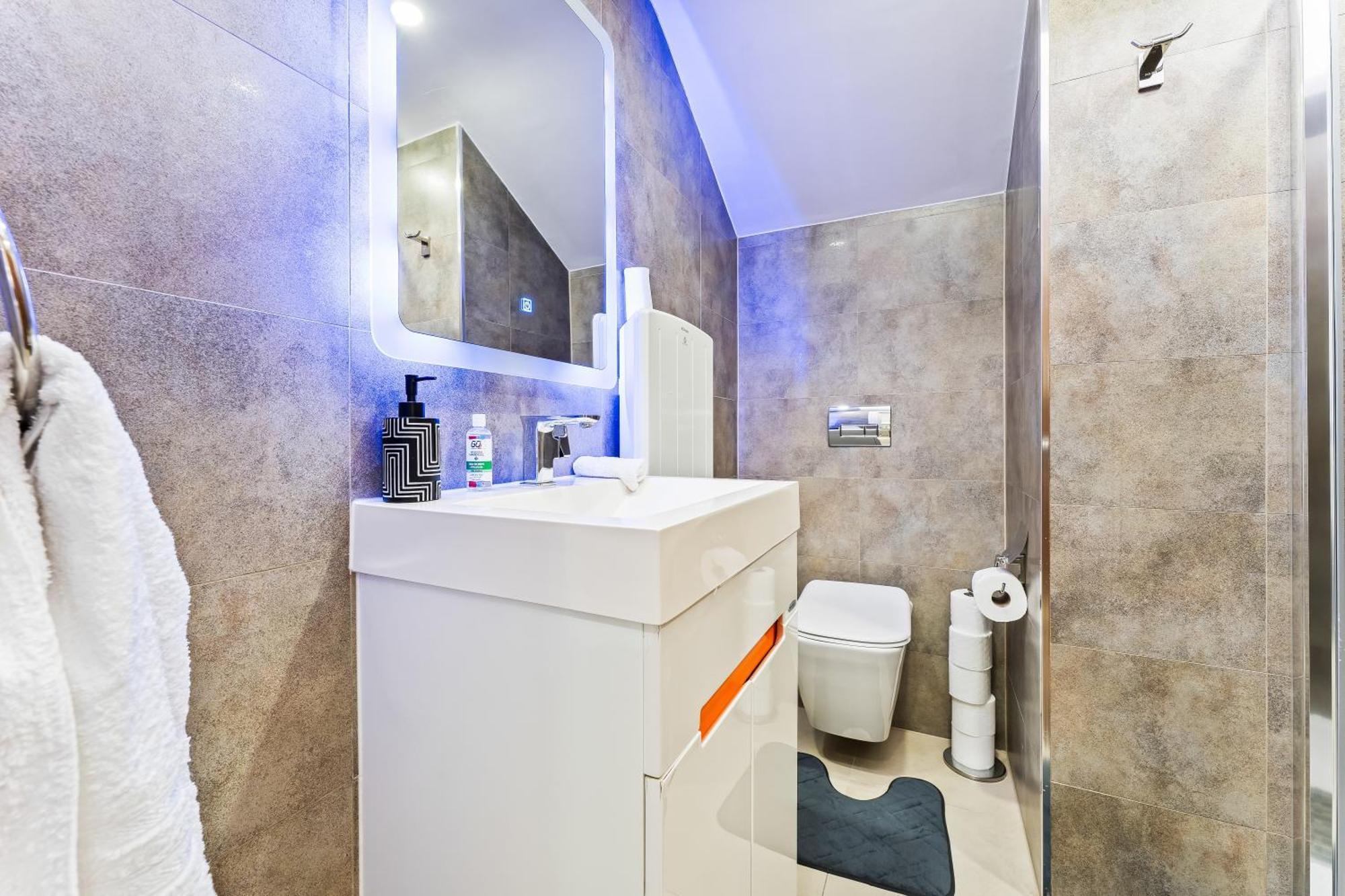 Exquisite 2-Bedroom Penthouse-Sleeps 7-Free Parking With Workstations & High-Speed Wifi Birmingham Ngoại thất bức ảnh